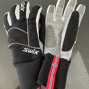 Woman’s Swix cross country ski gloves great for jogging as well new size 6 small